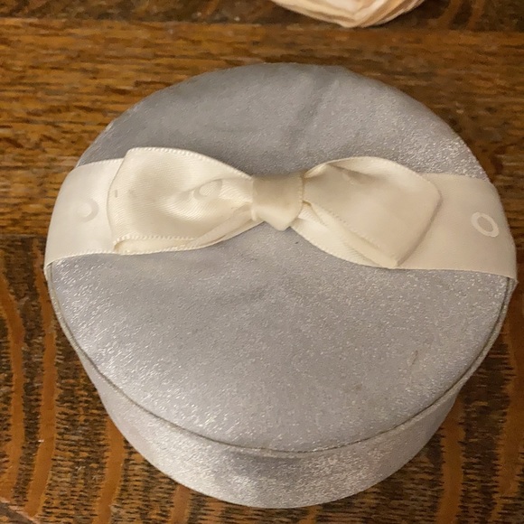 Caron compact mirror with dust bag & original fancy round box. 20+ years old. - Picture 3 of 6